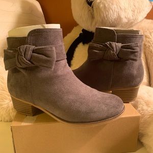 Girl bow boots size 3 ( little girl)